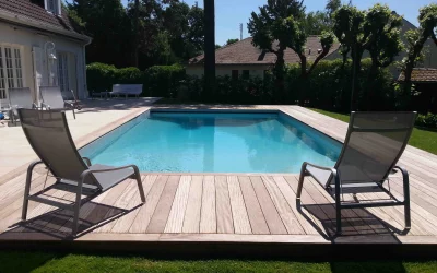 Terrasse en Afrormosia autour d’une piscine au Vésinet