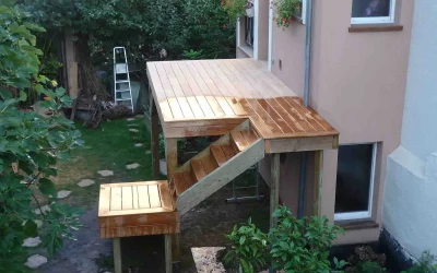 Terrasse en hauteur en teck avec escalier quart tournant à Meudon