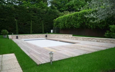 Terrasse autour d’une piscine en Afrormosia à Noisy Le Roi