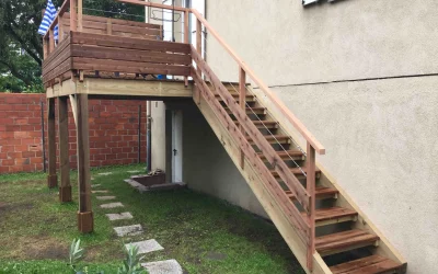 Terrasse en hauteur avec escalier droit